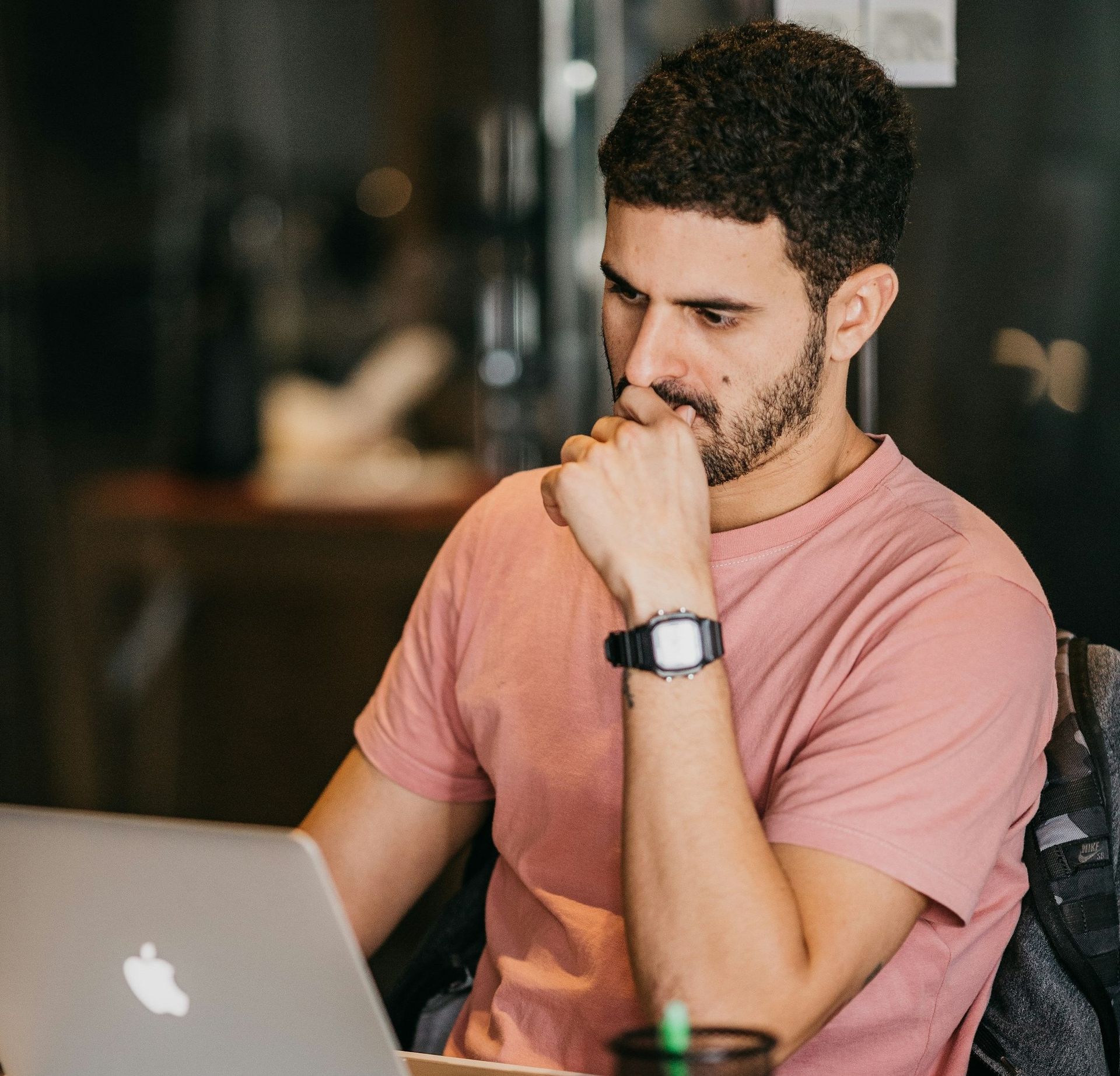 Ilustrační foto muže, který kouká zamyšleně do obrazovky - ilustruje to riziko podvodů na onlinseznamkách 