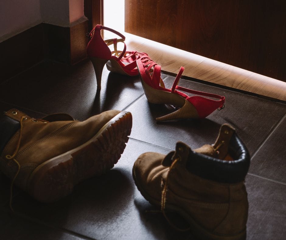 ilustrační foto: narychlo sundané boty milenců: k článku Hledání sexuálního grálu o nevěře